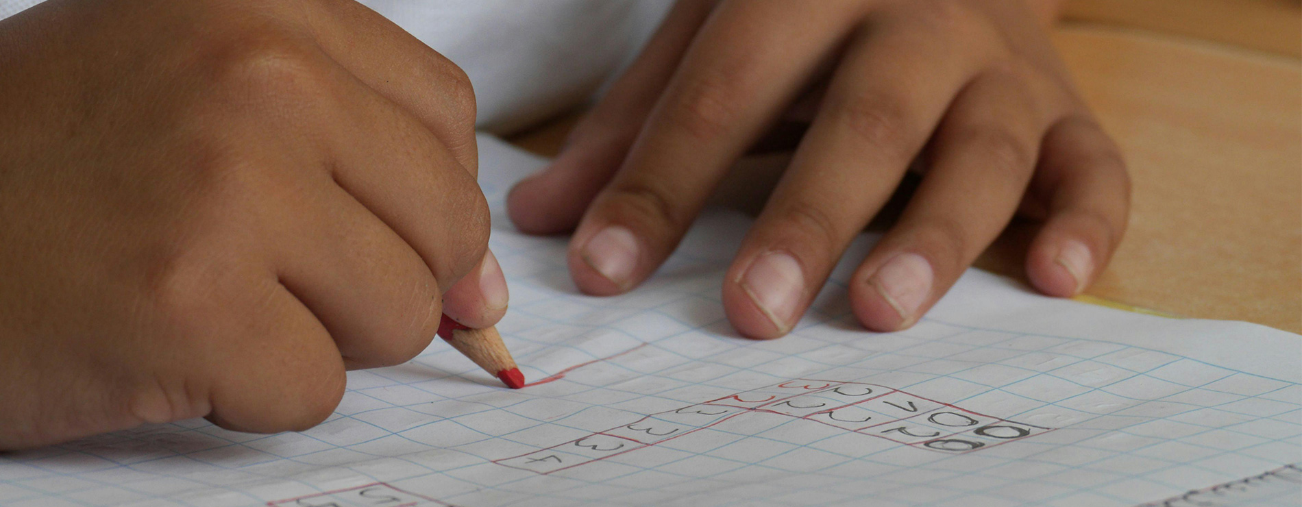 Manos de niño haciendo tarea