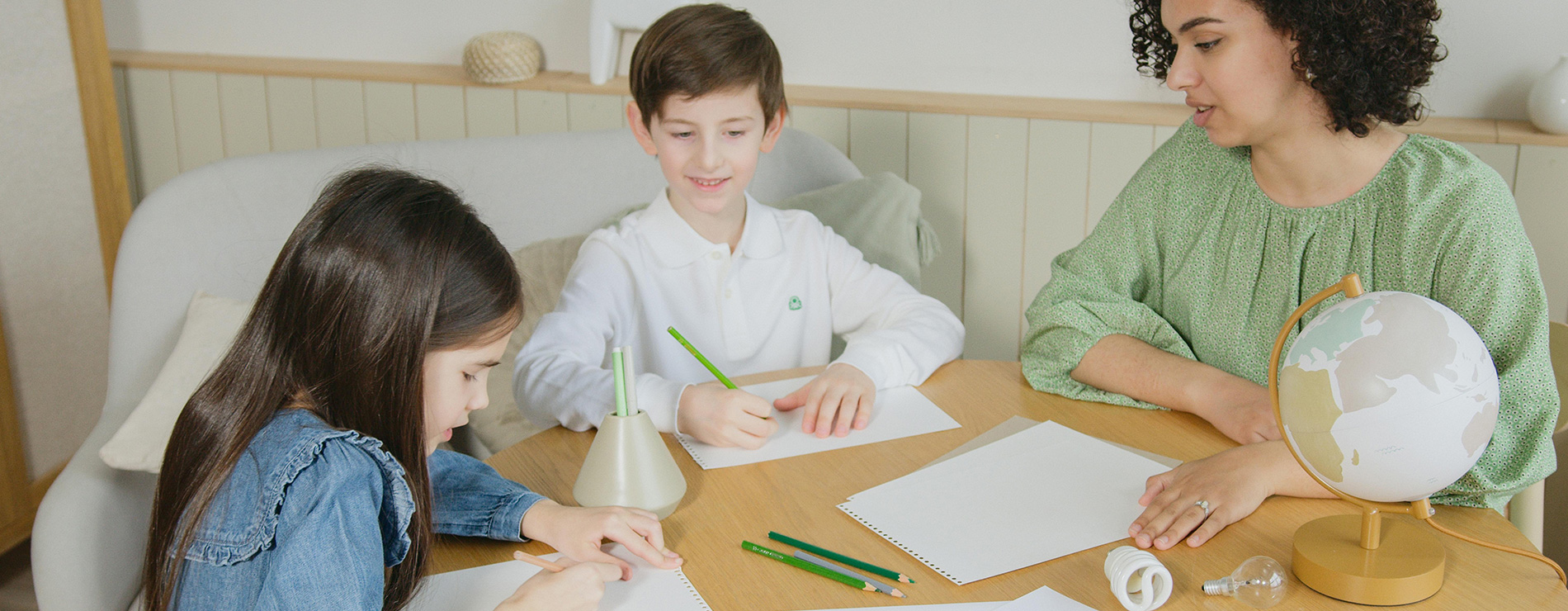 Educadora y niños