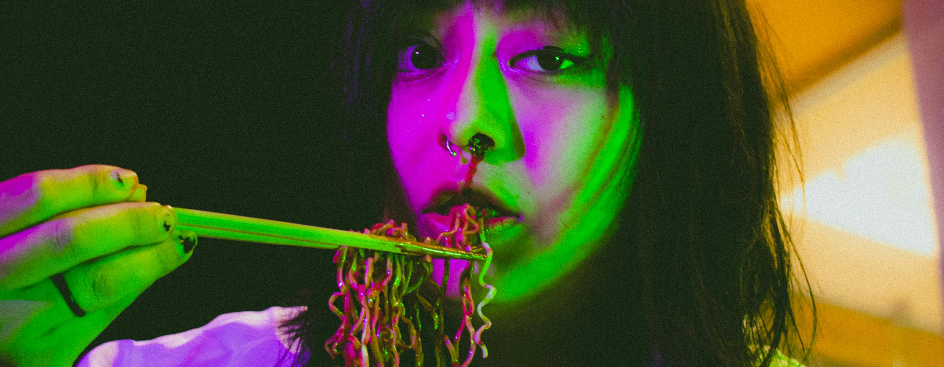 Mujer comiendo maruchan