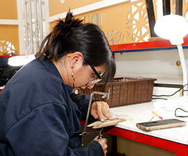 Alumna en taller de joyería