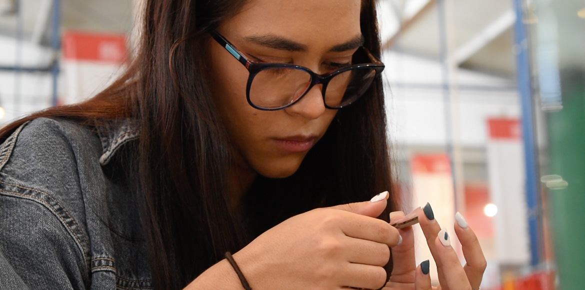 Alumna creando su diseño