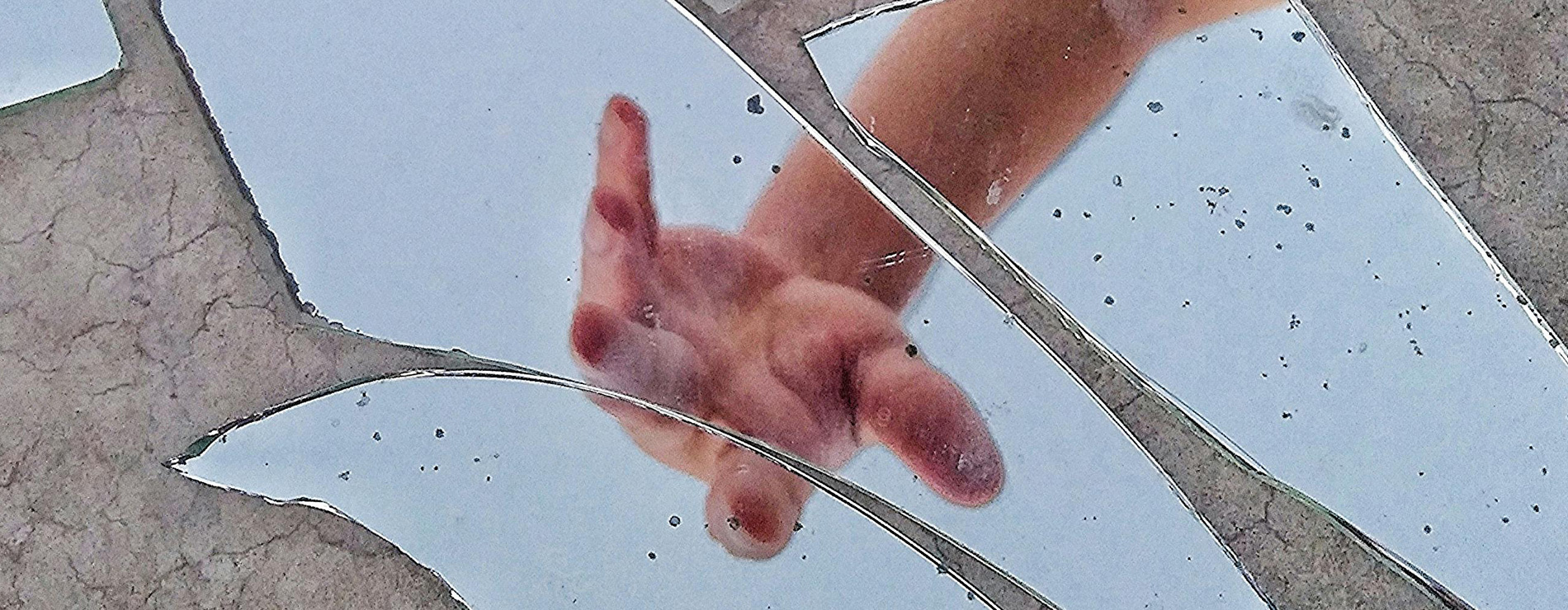 Espejo roto reflejo de mano