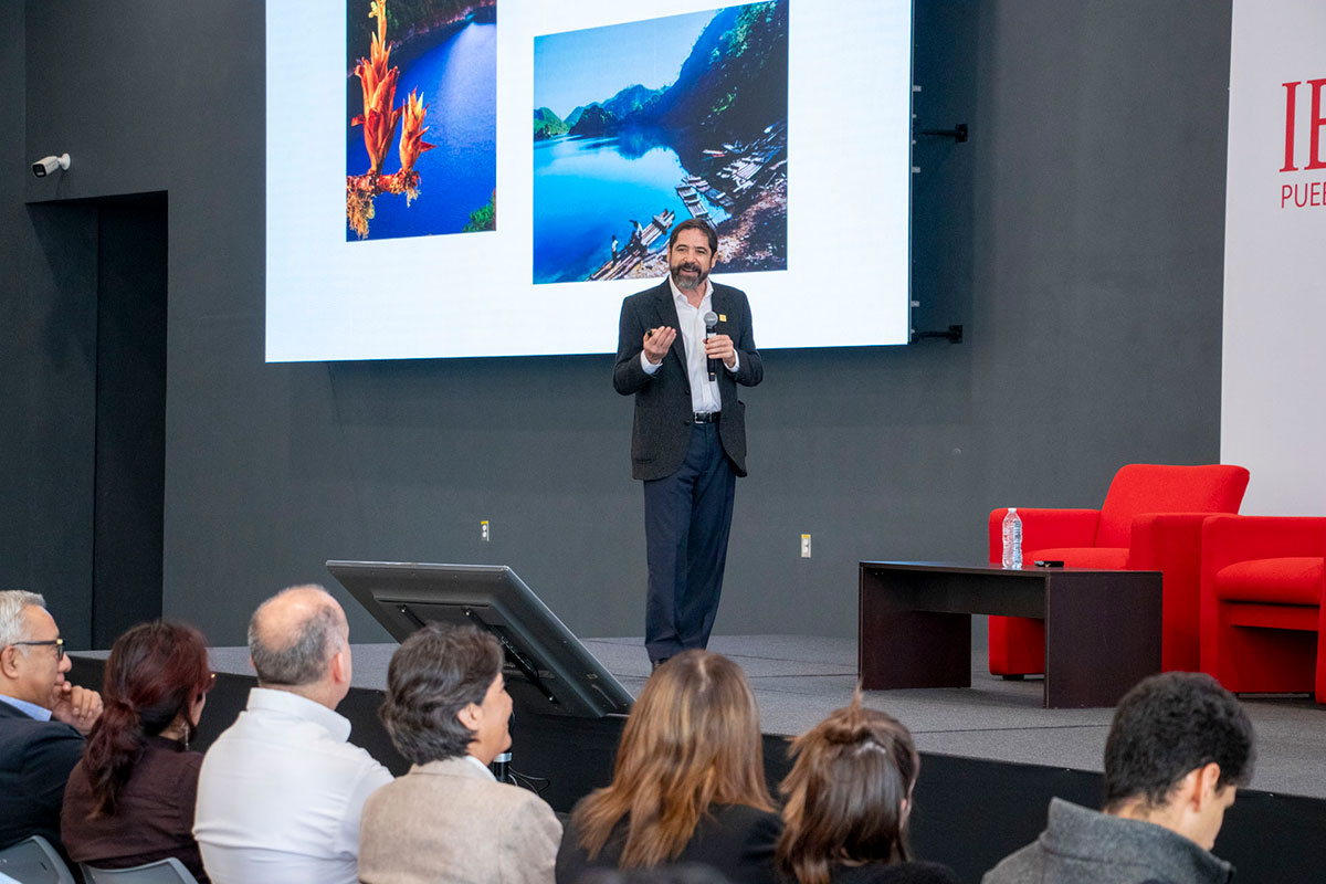 Dr. Alejandro Guevara Sanginés