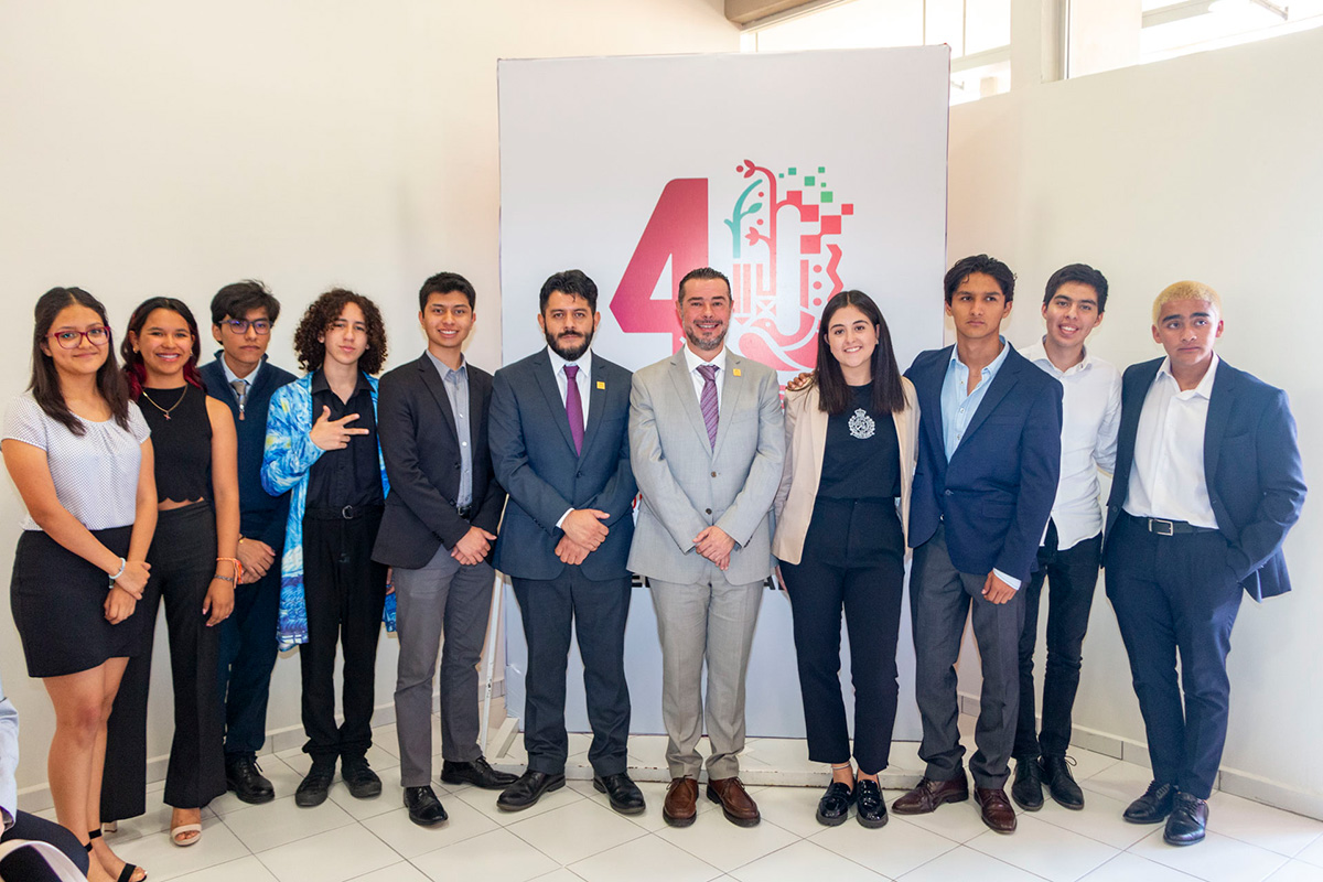 Erick Medina (al centro), Mario Patrón (al centro) y alumnos de prepa IBERO Tlaxcala